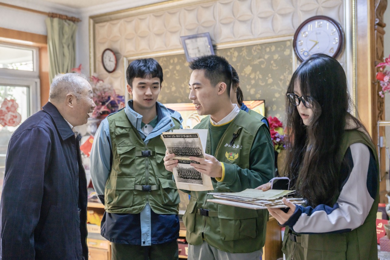 Students visiting veterans
